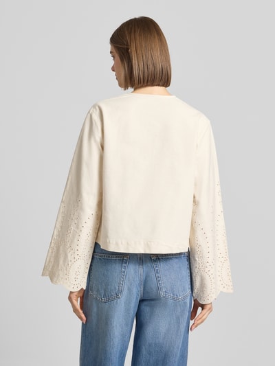 Männermodel trägt Regular Fit Jeansbluse aus reiner Baumwolle Modell 'ELSA' von Only, denimowa tkanina, rozszerzane rękawy z haftem angielskim, krój regular fit, wiązane zapięcie, widoczne faktury bawełny, Ganzkörperansicht Rückansicht.