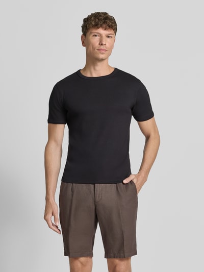 Männermodel trägt T-Shirt in Ripp-Optik mit Rundhalsausschnitt von Jake*s aus Baumwoll-Elasthan-Mix, Slim-Fit, schwarze Farbe, Ganzkörperansicht von vorne. Rückenlänge bei Größe M: 56 cm.
