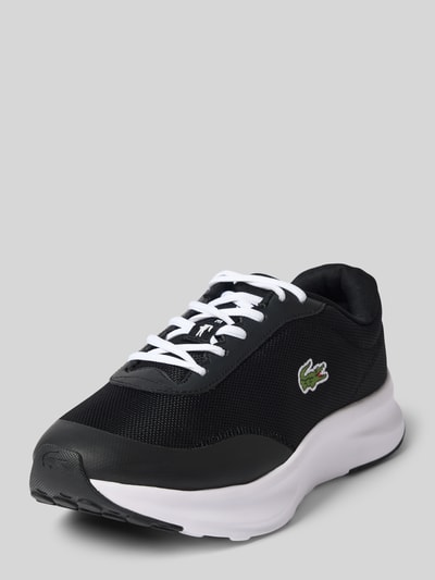Produktfoto, Low Top Sneaker aus Mesh Modell 'NEO RUN ACE' von Lacoste, unifarben schwarz, abgerundet, flache strukturierte Sohle, Logo-Stitching, Label Print, Schnürung