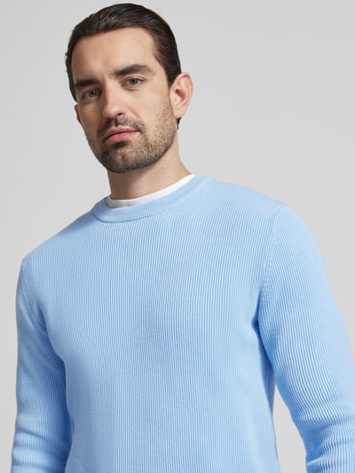 Männermodel trägt Relaxed Fit Strickpullover mit Rundhalsausschnitt von Lindbergh in Hellblau, Baumwoll-Mix, Ripp-Optik, Nahaufnahme Oberkörper.