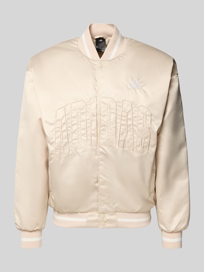 Produktfoto, Regular Fit Bomberjacke mit Stehkragen von adidas Sportswear in Beige mit Logo-Stitching, Druckknopfverschluss, glatte Textur