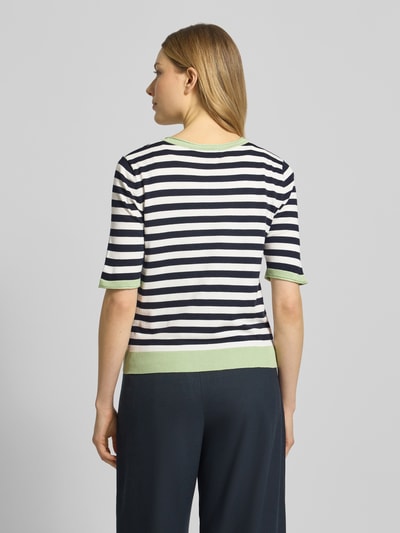 Modelka kobieca nosi Regular Fit Pullover aus Visksoe-Mix od Betty Barclay, paski, krój regular fit, półrękaw, widok całej sylwetki z tyłu.