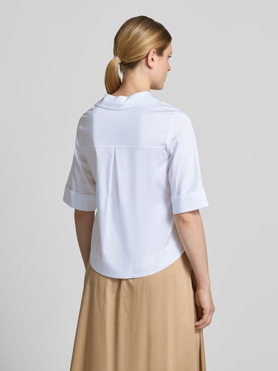 Frauenmodel trägt Regular Fit Blusenshirt aus Baumwoll-Mix von s.Oliver RED LABEL, Optik: Unifarben, Rückenpasse mit Kellerfalte, Ganzkörperansicht Rückansicht.