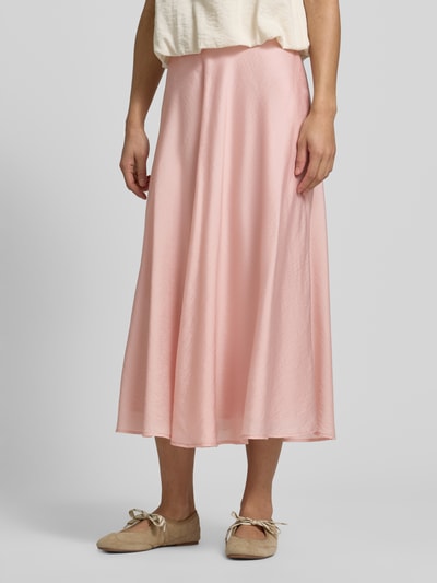 Frauenmodel trägt Midirock mit rückseitigem Reißverschluss von Jake*s Collection in zartrosa Satin, A-Linie, Ganzkörperansicht von vorne