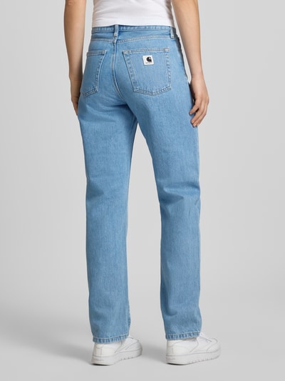 Männermodel trägt Straight Leg Jeans im 5-Pocket-Design Modell 'Noxon' von Carhartt Work In Progress, bawełna woskowana, krój straight fit, szerokość w rozmiarze 27: 37 cm, długość wewnętrzna nogawki w rozmiarze 27: 81 cm, jasnoniebieski kolor, faktura gładka, widok całej sylwetki z tyłu.