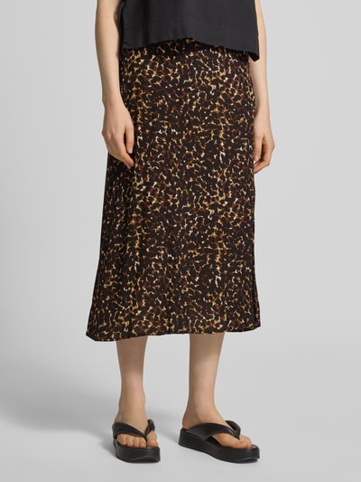 Frauenmodel trägt Midirock aus Viskose im Allover-Look Modell 'MARRAKECH' von ICHI, gerader Schnitt, dunkle Farben, Ganzkörperansicht von vorne. Bundweite bei Größe S: 38 cm, Gesamtlänge bei Größe S: 86 cm.