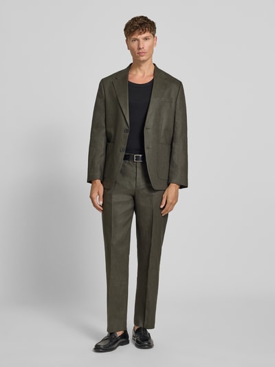Männermodel trägt Regular Fit Sakko aus reinem Leinen Modell 'BAILEY' von SELECTED HOMME in Oliv, Ganzkörperansicht von vorne.