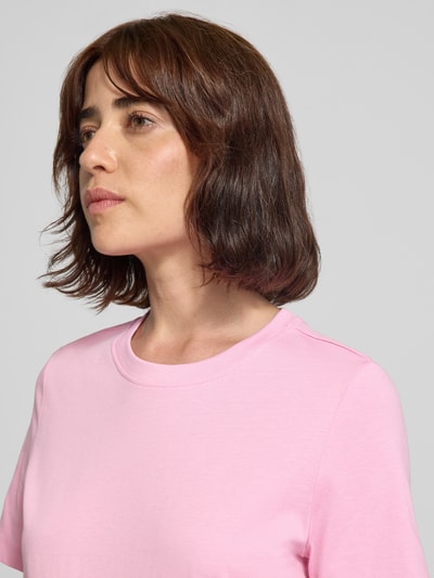Vrouwenmodel draagt Regular Fit t-shirt van puur katoen model 'PAULINA' van VERO MODA in lichtroze, dames t-shirt, close-up bovenlichaam