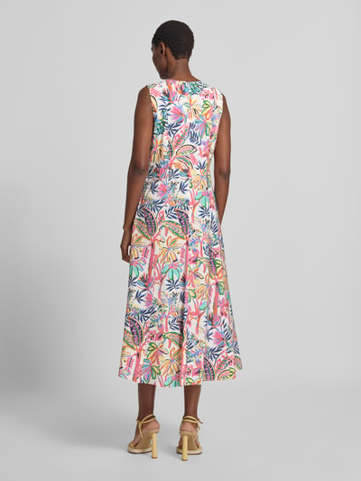 Frauenmodel trägt Relaxed Fit Midikleid mit floralem Allover-Print von Milano Italy in bunten Farben, ärmellos, Ganzkörperansicht Rückansicht.
