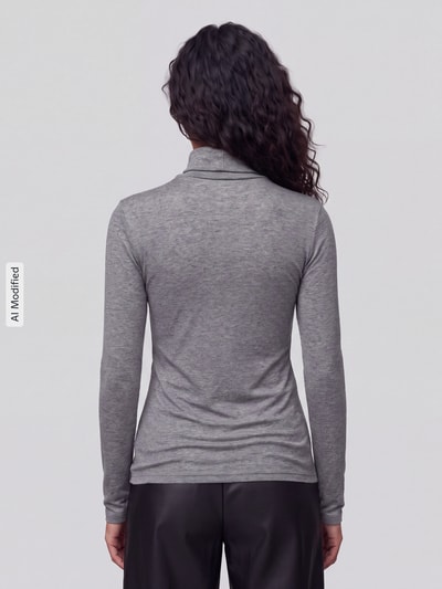 Vrouwenmodel draagt grijs shirt met lange mouwen van lyocellmix Slim Fit Langarmshirt aus Lyocell-Mix van Jake*s Casual, Ganzlichaamsaanzicht achteraan, KI-modificeerd beeld