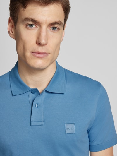 BOSS Orange Koszulka polo o kroju slim fit z naszywką z logo model ‘Passenger’ Szaroniebieski 3