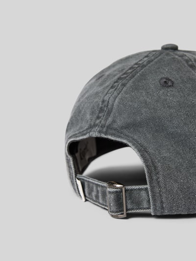 Produktfoto, Base Cap mit floralem Stitching von Forét, Reine Baumwolle, Denim-Optik, Strapback-Verschluss, graue Struktur, florale Details.
