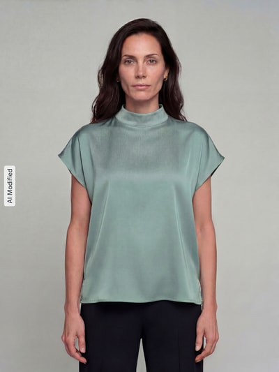 Frauenmodel trägt Blusenshirt mit Stehkragen von Jake*s Collection in Grün, glatter Stoff, Regular Fit, Nahaufnahme Oberkörper