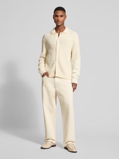 Männermodel trägt Relaxed Fit Jeans aus reiner Baumwolle von Drykorn in Beige, 5-Pocket-Design, Label-Patch, Ganzkörperansicht von vorne.