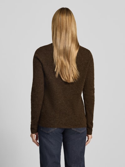 Frauenmodel trägt Strickpullover mit Woll-Anteil Modell 'Mape' von MOS MOSH in Braun, taillierte Passform, Ganzkörperansicht Rückansicht.