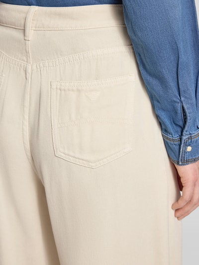 Frauenmodel trägt Balloon Fit Jeans aus reinem Lyocell von Emporio Armani in Beige mit Ripp-Optik, Nahaufnahme Rückansicht, Fokus Gesäßtasche.