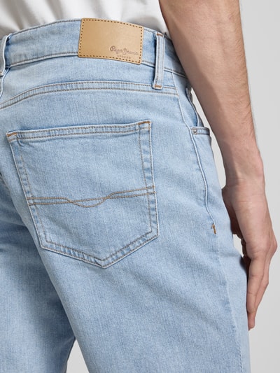 Männermodel trägt Regular Fit Jeansshorts aus Baumwoll-Mix Modell 'CASH' von Pepe Jeans in Denim-Optik, Label-Patch, 5-Pocket-Design, Nahaufnahme Rückansicht.
