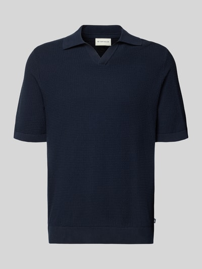 Produktfoto, Regular Fit Poloshirt aus reiner Baumwolle von Tom Tailor in dunkelblauer Strickoptik mit Strukturmuster, V-Ausschnitt, kurzarm, gerippte Abschlüsse, Logo-Patch.