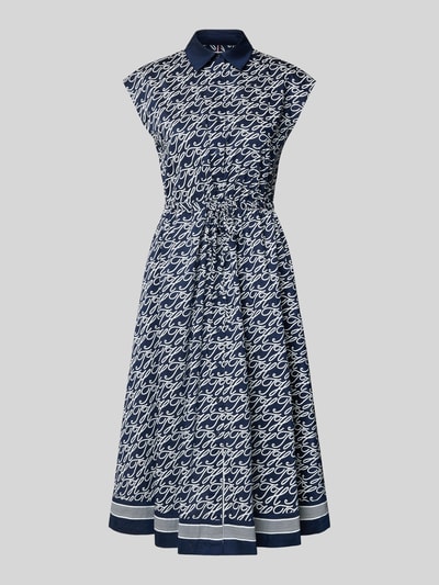 Produktfoto, Hemdblusenkleid in Midi-Länge aus Baumwolle-Seide-Mix von Tommy Hilfiger, blau-weißes Allover-Muster, tailliert, ohne Ärmel.