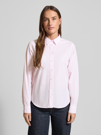 Frauenmodel trägt Hemdbluse aus Baumwolle mit Streifenmuster von GANT, Gerader-Schnitt, Hemdblusenkragen, Label-Detail, Durchgehende Knopfleiste, Langärmeliges Design, Vorderansicht Oberkörper