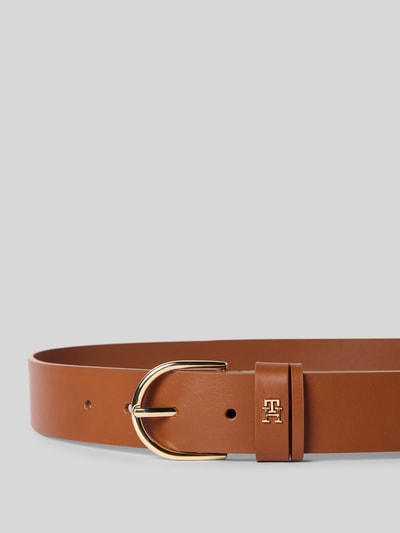 Produktfoto, Gürtel aus echtem Rindsleder Modell 'EFFORTLESS 3.0' von Tommy Hilfiger in Braun, glatte Textur, goldene Dornschließe, Logo-Applikation