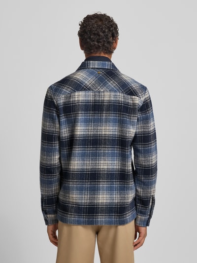 Mannelijk model draagt Regular Fit Hemdjacke aus Woll-Mix mit Kentkragen van PME Legend, ruitpatroon in blauw en beige, wolmix, borstzakken, labeldetail, knoopsluiting, ruglengte bij maat M 73 cm. Ganzkörperansicht Rückansicht.