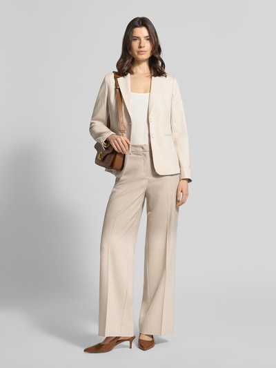 Frauenmodel trägt Slim Fit Blazer mit Reverskragen und Paspeltaschen von More & More in hellem Beige, Material-Mix mit Viskose-Anteil, Ganzkörperansicht von vorne.