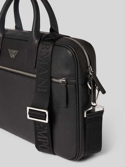 Produktfoto, Laptoptasche mit Label-Detail und Schulterriemen von Emporio Armani in Schwarz mit Reißverschluss, Außenfach, Tragehenkel, strukturierte Oberfläche, Maße 37x26x6 cm, Schulterriemen 100 cm.