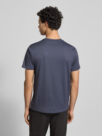 Männermodel trägt Regular Fit T-Shirt mit Logo-Print Modell 'Solid' von PUMA PERFORMANCE in Dunkelgrau, Ganzkörperansicht Rückansicht. Herren T-Shirt, Rundhalsausschnitt, Rückenlänge bei Größe M: 70 cm.