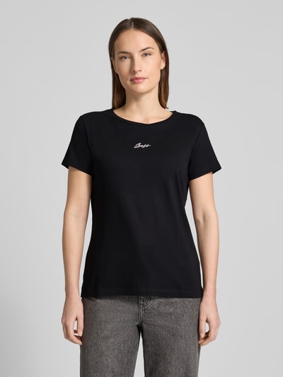 Vrouwenmodel draagt Regular Fit T-Shirt uit pure katoen model 'C_ELOVE_EMBRO' van BOSS Orange, effen zwart jersey met label stitching, ronde hals, korte mouwen, vooraanzicht bovenlichaam