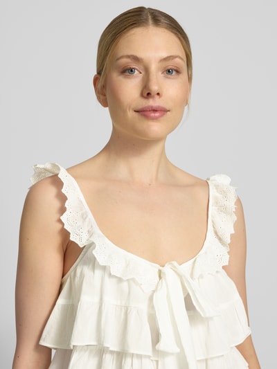 Frauenmodel trägt Regular Fit Blusentop mit Volants Modell 'SANDY' von Vero Moda, Optik: Unifarben, Lochstickerei, Karree-Ausschnitt, schmale Träger, Material: reine Baumwolle, Nahaufnahme Oberkörper.
