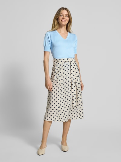 Vrouwenmodel draagt Strickshirt mit V-Ausschnitt Modell 'Katie' van FREE/QUENT, lichtblauw, viscosemix met stretch, regular fit, V-hals, bovenruglengte maat S 59 cm, mouwlengte maat S 26 cm, vooraanzicht volledig lichaam