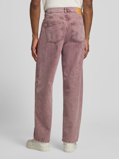 Männermodel trägt Loose Fit Jeans im 5-Pocket-Design Modell 'Roy' von Les Deux, rosafarbene Baumwolle, gerade Form, Ganzkörperansicht Rückansicht.