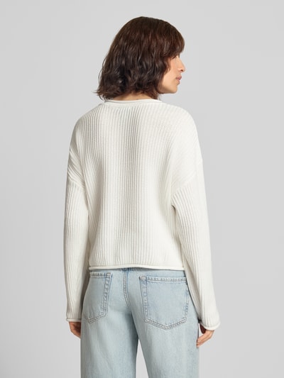 Vrouwenmodel draagt Strickpullover mit überschnittenen Schultern van GAP in wit, puur katoen, regular fit, grof tricot, ruglengte maat S 47 cm, mouwlengte 51 cm. Ganzkörperansicht achteraan.