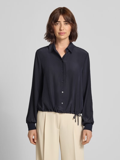 Frauenmodel trägt Regular Fit Bluse mit Tunnelzug von Marc Cain in Dunkelblau, glatte Oberfläche, Hemdblusenkragen, Knopfleiste, Gerade geschnitten, lange Ärmel; Ganzkörperansicht von vorne.