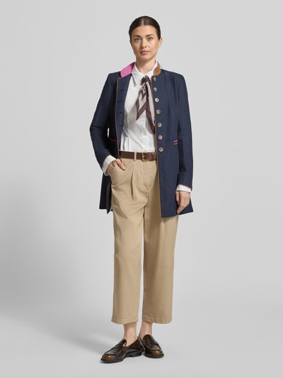Vrouwenmodel draagt Regular Fit Mantel aus Viskose-Mix met Stehkragen van WHITE LABEL, donkerblauw met bruine knopen, met paspelzakken en doorlopende knoopsluiting, zachte textuur, gecombineerd met beige broek en witte blouse, regular fit, ruglengte 80 cm, borstwijdte 43 cm, mouwlengte 64 cm, frontaal volledig lichaamsbeeld.
