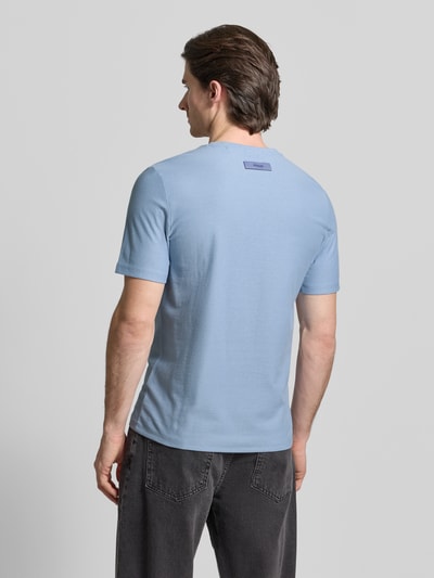 Männermodel trägt Regular Fit T-Shirt aus reiner Baumwolle Modell 'DIMERSTESO' von HUGO in Hellblau, unifarben, Rückansicht, Ganzkörperansicht.