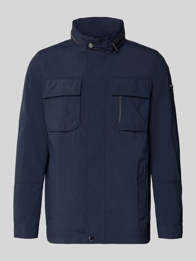 Produktfoto, Regular Fit Jacke mit Stehkragen von Bugatti w kolorze granatowym, kieszenie na piersi, aplikacja z logo, kaptur chowany, tył 72 cm, szerokość ramion 46 cm, szerokość w rozmiarze 52 cm, długość rękawów 68 cm