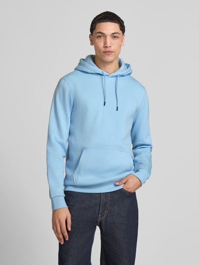 Männermodel trägt Regular Fit Hoodie aus Baumwoll-Mix Modell 'CERES' von Only & Sons, Optik: Unifarben, Label-Stitching-Applikation, Kängurutasche, Kapuze mit Tunnelzug, Langarm, Ärmelabschluss gerippt, Rumpfabschluss gerippt, Materialverarbeitung: Sweat, Vorderansicht Ganzkörperansicht.