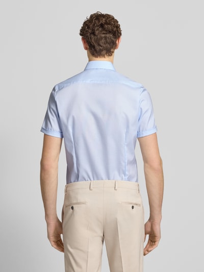 Männermodel trägt Slim Fit Business-Hemd mit Kentkragen von OLYMP Level Five in Hellblau, glatte Textur, Rückenansicht, Ganzkörperansicht. Baumwoll-Elasthan-Mix, kurze Ärmel, klassische Knopfleiste, Maße bei Größe 40: Rückenlänge 80 cm, Schulterbreite 43 cm, Ärmellänge 24 cm.