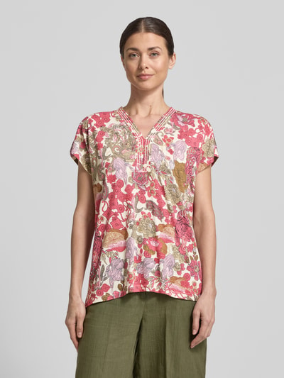 Modelka kobieca nosi Regular Fit T-Shirt aus Viskose-Mix Modell 'Felicity' od Soyaconcept, wzór w kwiaty, V-dekolt, krój regular fit, tkanina miękka, kolorowy nadruk, widok całej sylwetki z przodu.