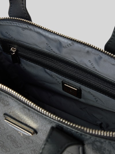 Produktfoto, Tote Bag mit Label-Detail Modell 'FOLLIE' von Guess, Hauptfach mit Reißverschluss, Innenfach mit Reißverschluss, schwarze Struktur-Textur, Tragehenkel und abnehmbarer Schulterriemen, Maße 35x23x11 cm, Schulterriemen 104 cm.