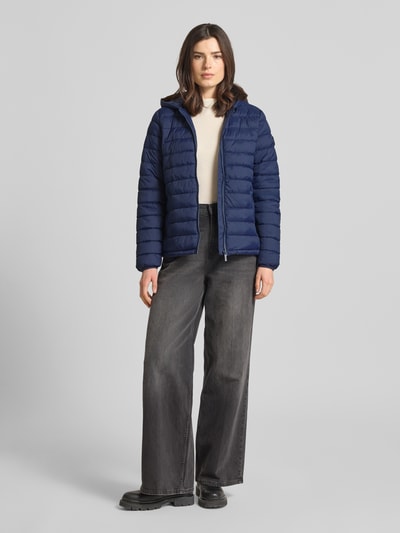 Vrouwenmodel draagt Steppjacke mit Kapuze Modell 'THELMA' van CARS JEANS in regular fit, navy, geruite structuur, rits, steekzakken, foto volledige vooraanzicht.