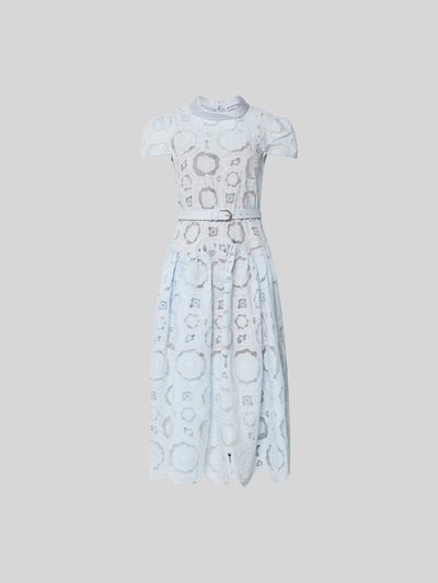 Produktfoto, Midikleid aus floraler Spitze von Self-Portrait, taillierte Passform, Stehkragen, blickdichtes Unterkleid, kurzärmeliges Design in zartem Hellblau, transparente Texturen, Gesamtlänge 118 cm, Brustweite 38 cm, Ärmellänge 13 cm, Taillenweite 36 cm.