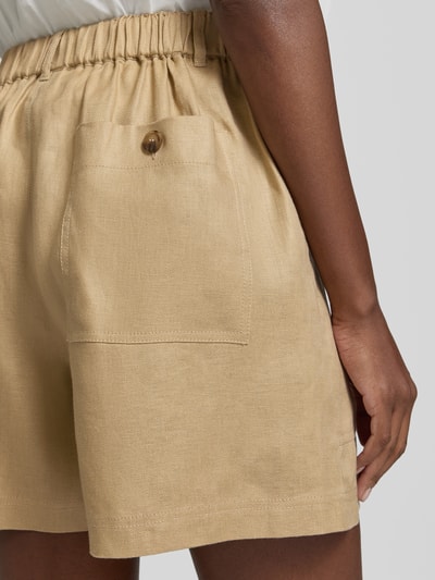 Männermodel trägt Regular Fit Shorts aus reinem Leinen Modell 'IVELETTA' von Weekend Max Mara, efekt: jednolity kolor, z tyłu kieszeń z guzikiem, krój regular fit, materiał: len, detal: szlufki na pasek, zapięcie na guzik i zamek błyskawiczny, wpuszczane kieszenie, kieszeń z tyłu, całkowity widok tylni