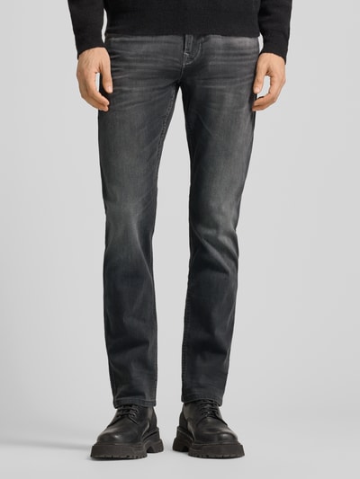 Männermodel trägt Jeans mit 5-Pocket-Design von PME Legend in Grau, Baumwoll-Mix mit Viskose-Anteil, gerader Schnitt, Nahaufnahme Oberkörper.