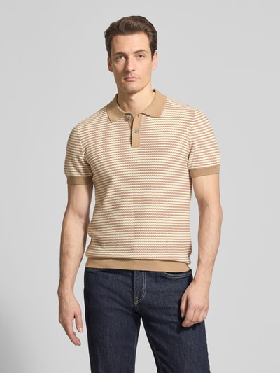 Männermodel trägt Strickshirt mit Polokragen und Knopfleiste von Christian Berg Men, Regular Fit, Streifenmuster, Nahaufnahme Oberkörper.