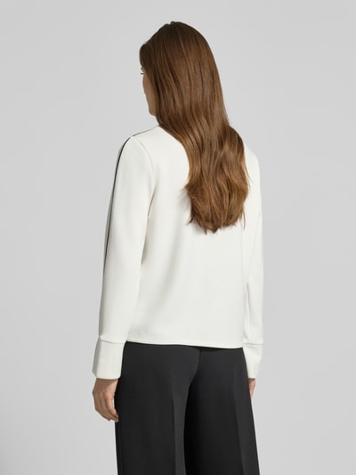 Vrouwenmodel draagt Regular Fit Sweatshirt met Kontrastnaden van s.Oliver BLACK LABEL in effen crème met lange mouwen, modal-mix, achteraanzicht full-body