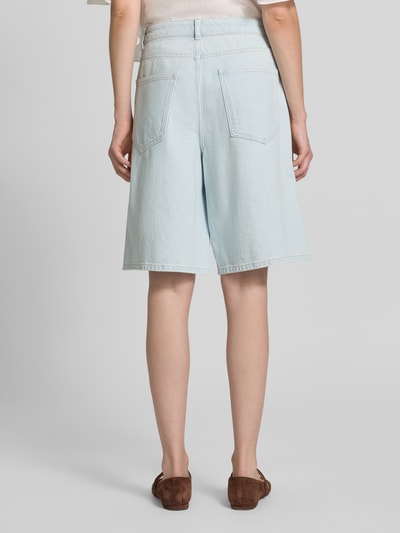 Frauenmodel trägt Bermudas in Denim-Optik mit Perlen von Jake*s Casual aus reiner Baumwolle, helle Farbe, lockerer Schnitt, Ganzkörperansicht Rückansicht.