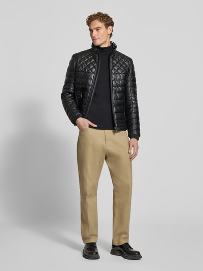 Männermodel trägt schwarze Regular Fit Jacke in Stepp-Optik von Christian Berg Men, Reißverschluss, Stehkragen, Ganzkörperansicht von vorne.